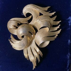 Crown Trifari brushed gold tone brooch 1960’s